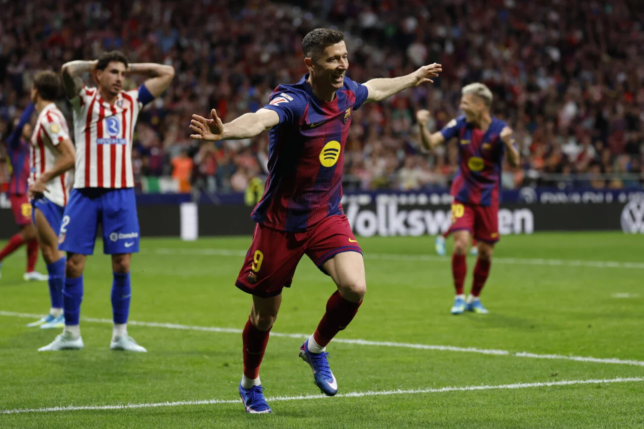 Lewandowski silencia el Metropolitano: el Barça remonta y deja al Atlético con 10